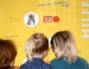 echt klasse Kinder stehen vor der echt klasse wand