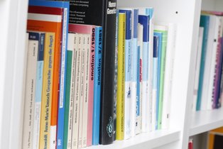 Bücher Bücher stehen nebeneinander im Regal