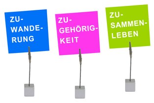 Office Steine mit PostIts: Zuwanderung, Zugehörigkeot, Zusammenleben